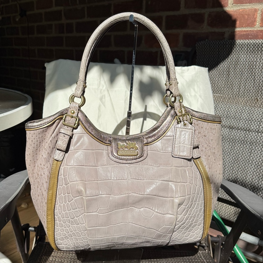 SOLD @ POSH LIVE SHOW - 12/13
Coach Madison Abigail - Picture 1 of 7